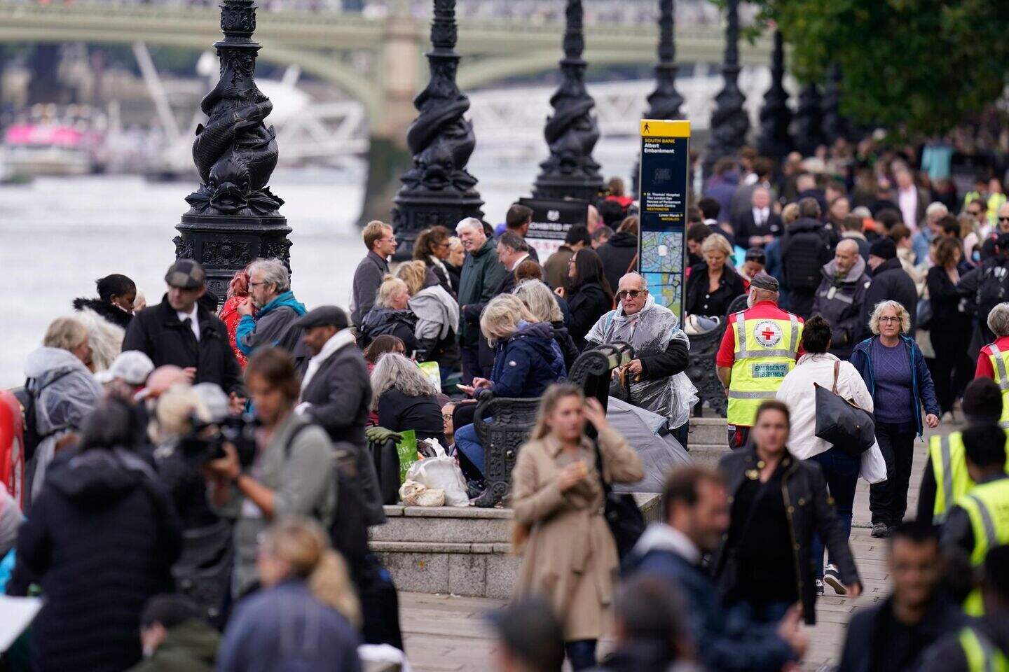 Crowds of 400,000 expected to brave 12-hour wait for Britain’s Queen ...